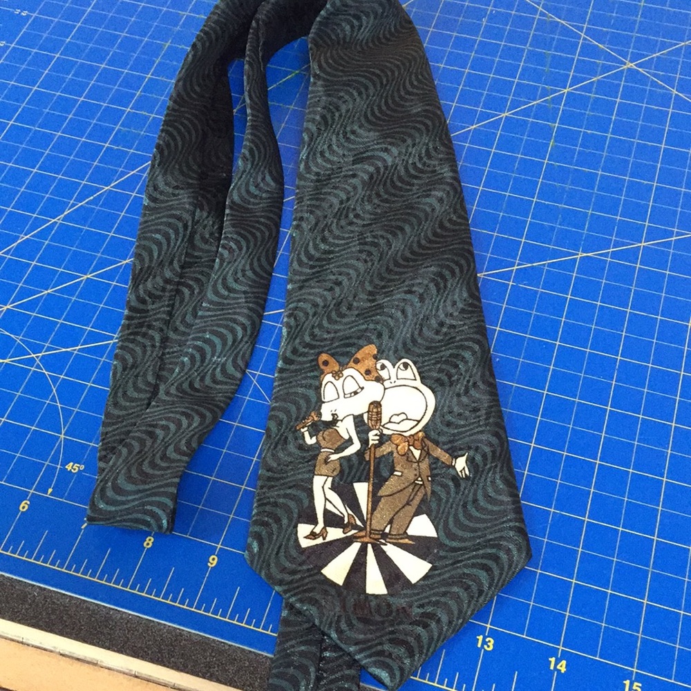 Singing Frogs Tie